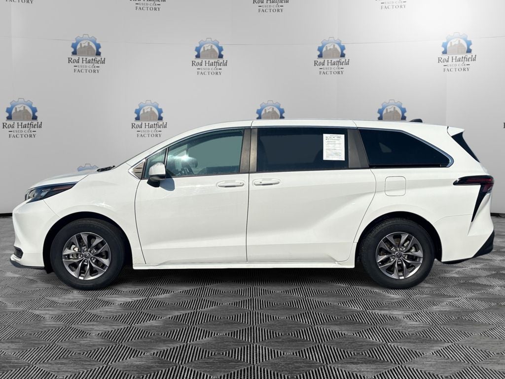 2024 Toyota Sienna LE 8 Passenger
