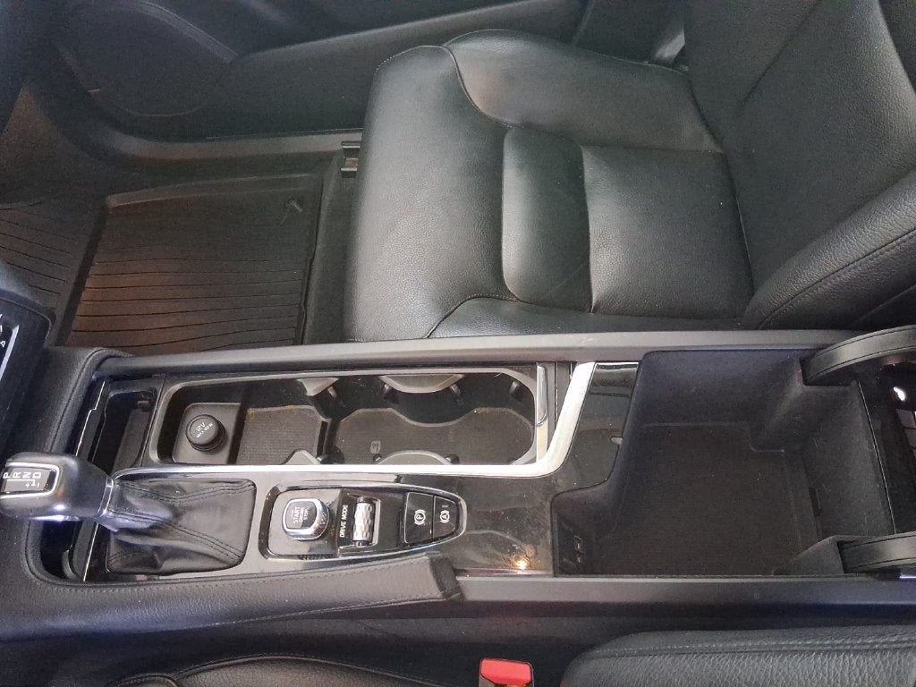 2020 Volvo XC90 T6 Momentum