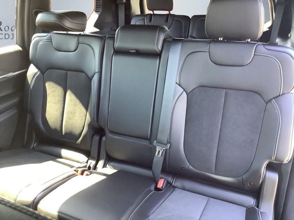 2027 Jeep Grand Cherokee Laredo Altitude