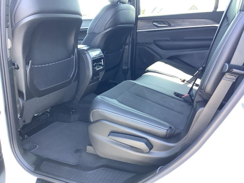 2027 Jeep Grand Cherokee Laredo Altitude