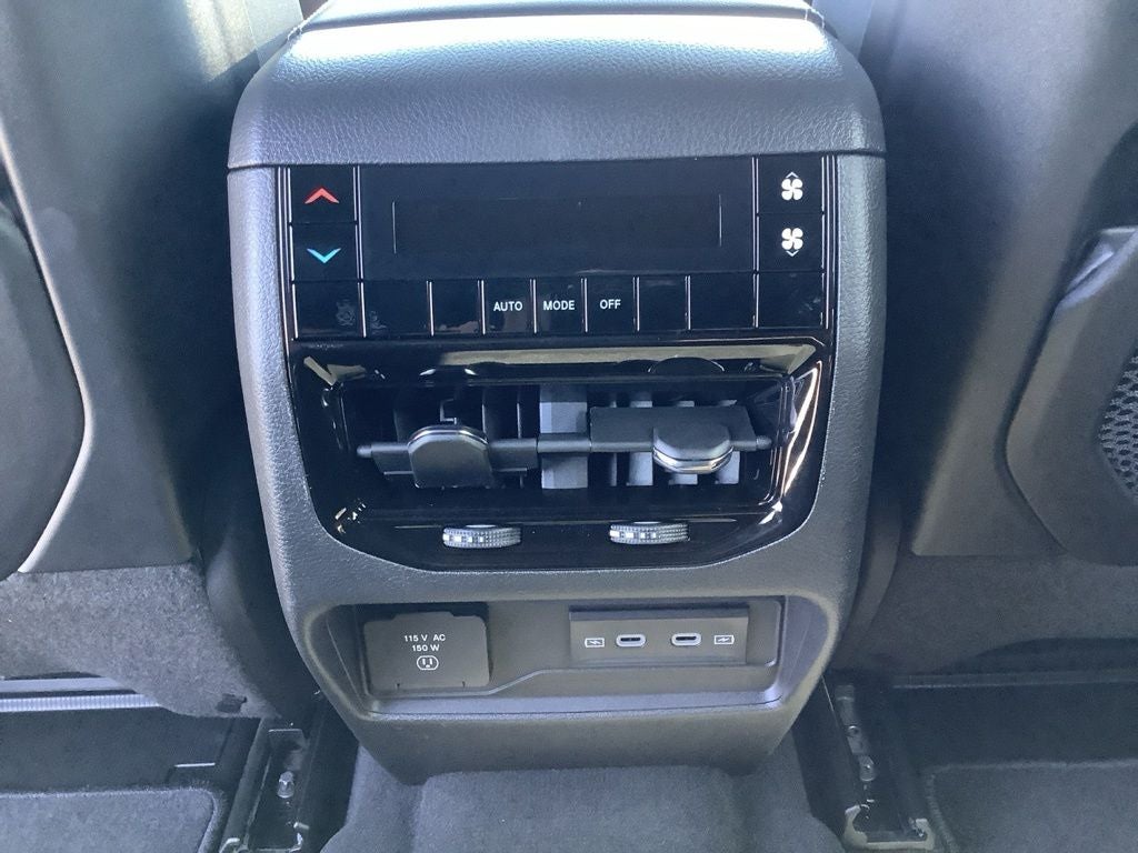 2027 Jeep Grand Cherokee Laredo Altitude