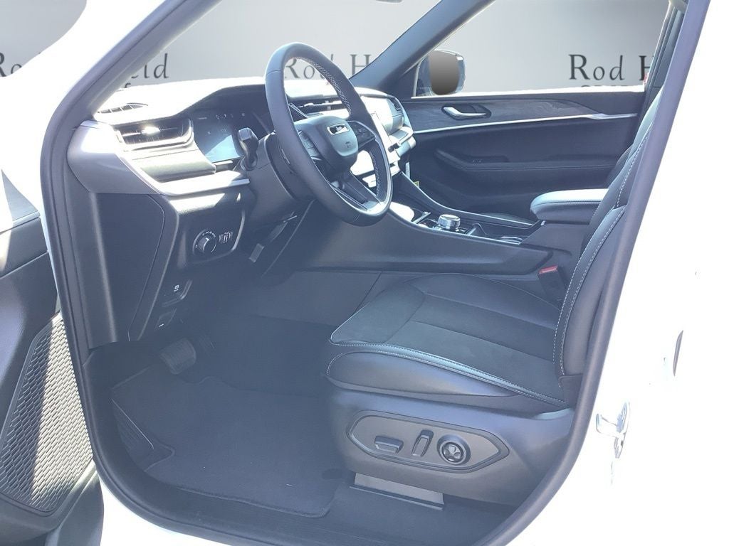 2027 Jeep Grand Cherokee Laredo Altitude