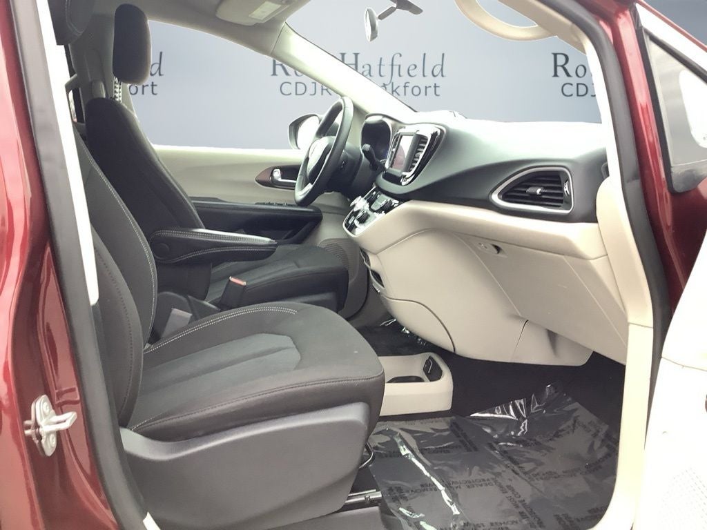 2022 Chrysler Voyager LX