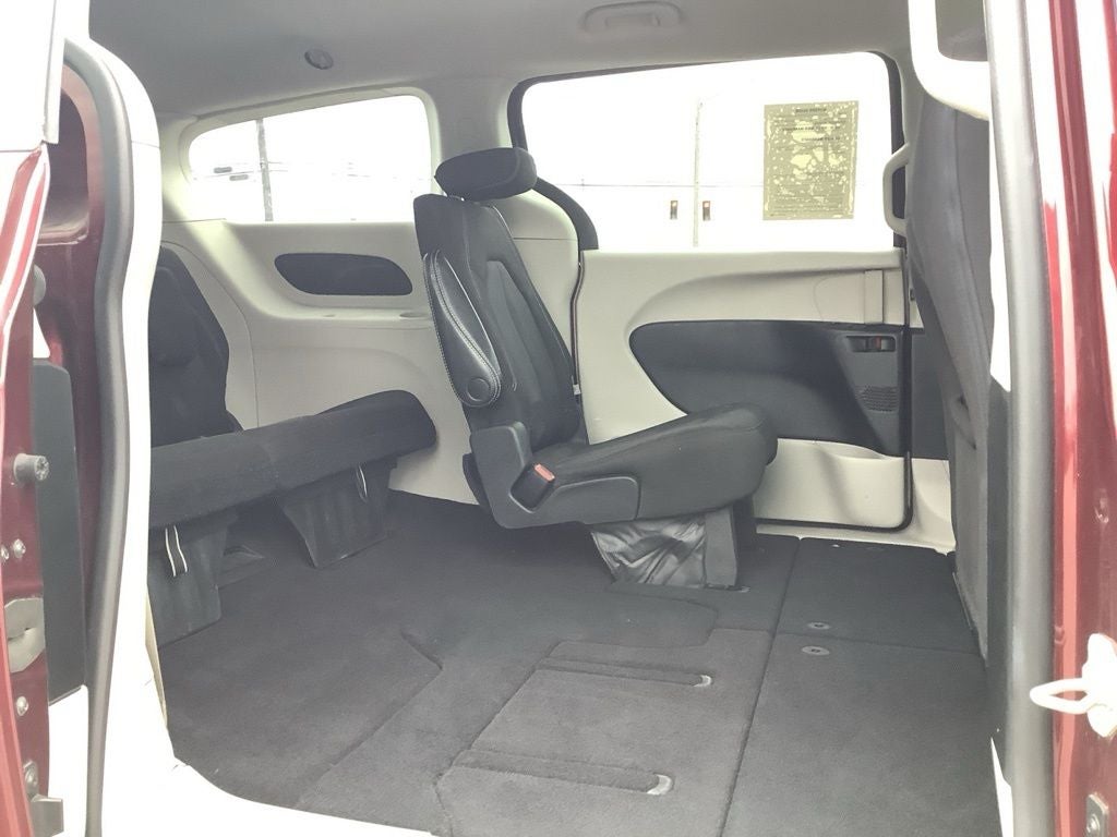 2022 Chrysler Voyager LX